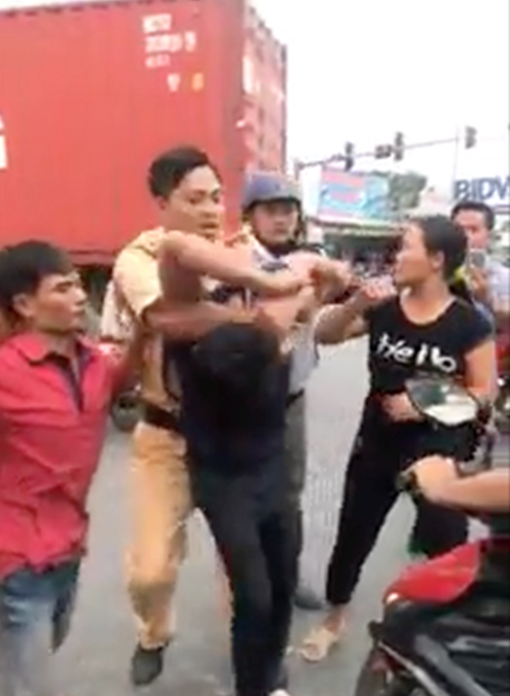 3 anh em ruột chống người thi hành công vụ ở Bình Dương